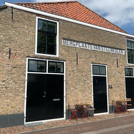Pakhuis aan de Haven - bakboord Zierikzee Buitenkant foto