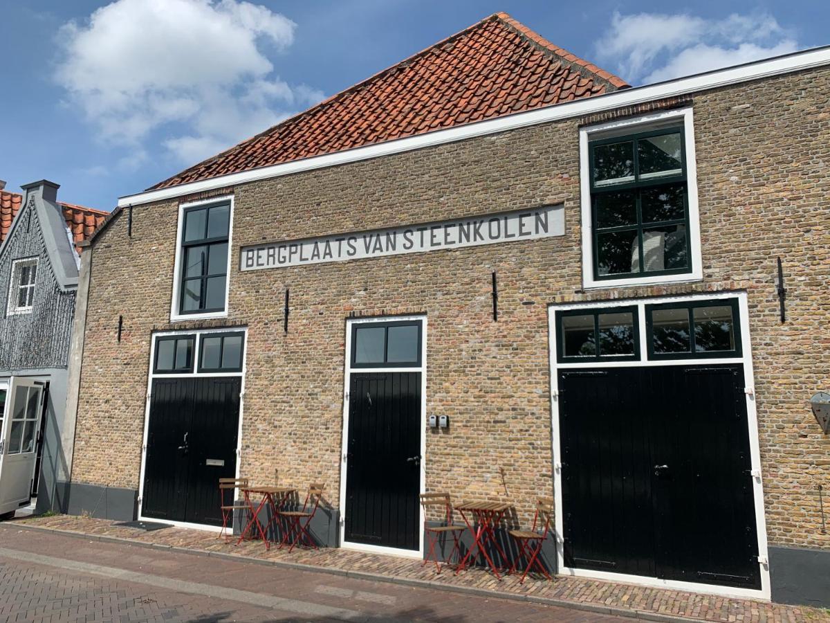 Pakhuis aan de Haven - bakboord Zierikzee Buitenkant foto