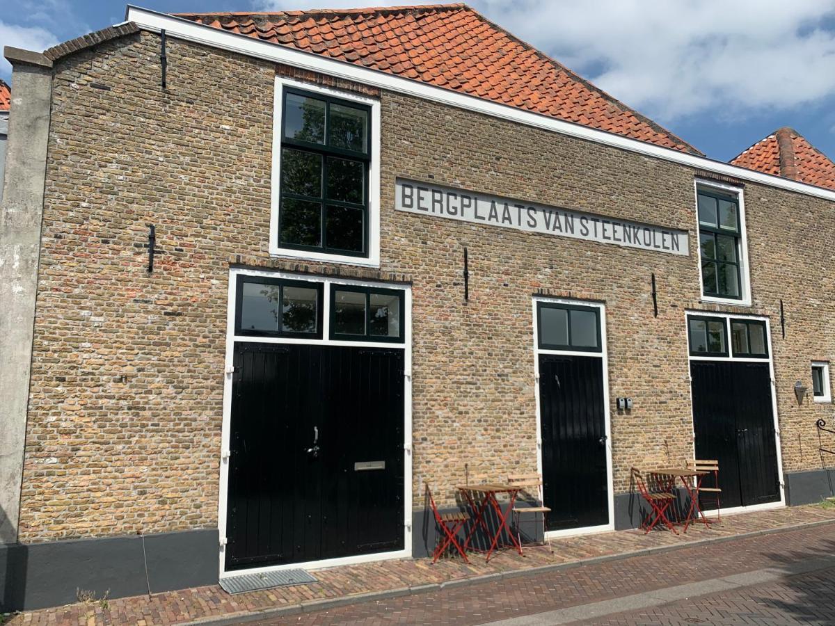 Pakhuis aan de Haven - bakboord Zierikzee Buitenkant foto